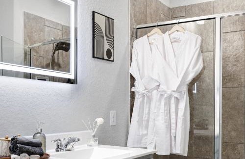 Stylish Hot Tub Retreat BBQ Yard Games WiFi Pets - Foto 32