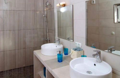 Spacious 3 bedroom villa with pool - Foto 18