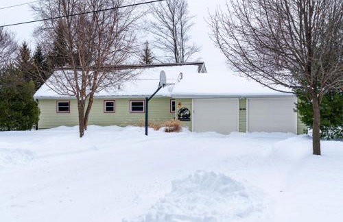 Bass Bay Getaway | Lakefront Family Cottage - Foto 39