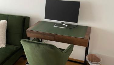 Studio Stevie Nicks I Workplace I 24in Screen I Kitchen I PS4 - Foto 4