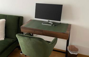 Studio Stevie Nicks I Workplace I 24in Screen I Kitchen I PS4 - Foto 4