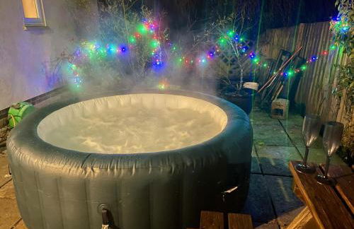 Large New Studio Apartment and Hot Tub - Private Hideaway in the Brecon Beacons - Photo 3