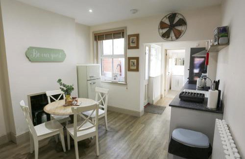 Cosy Dog Friendly Cottage with Woodburner & Garden - Photo 10