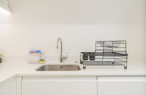 New! Modern Elegant 2-Bed Apartment, free parking - Photo 7