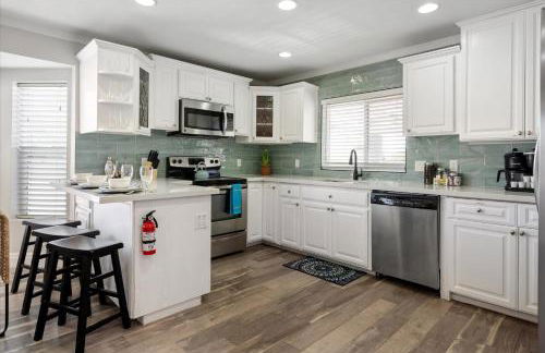 Backyard Oasis Heated Pool Game Room Gazebo - Foto 26