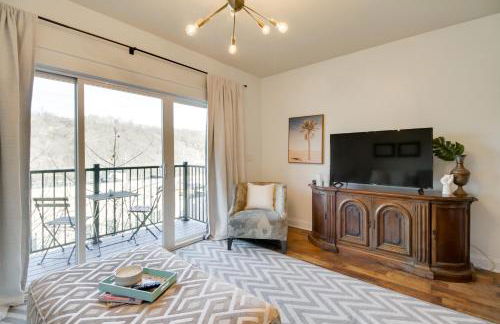 Walkable Lynchburg Condo with Private Balcony - Foto 6