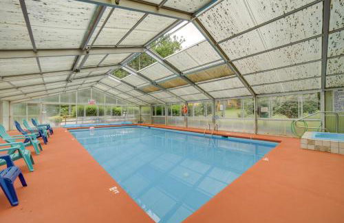 Pet-Friendly Creekside Cabin with Pool Access! - Foto 34