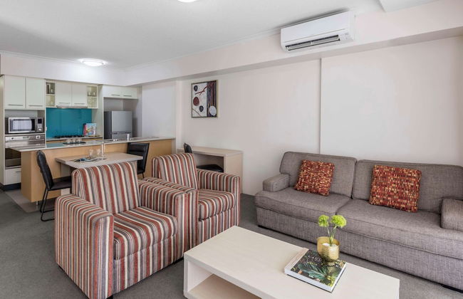 Oaks Brisbane River City Suites - Photo 9