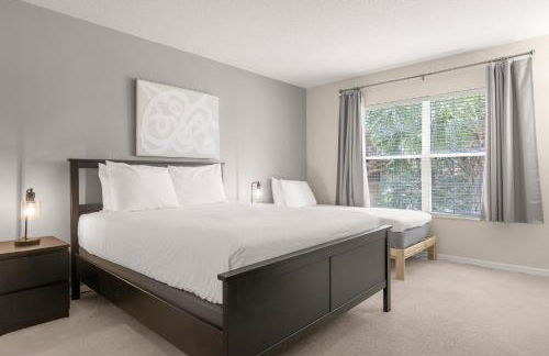 Large Spacious Home w Private Pool & Hot Tub - Photo 30