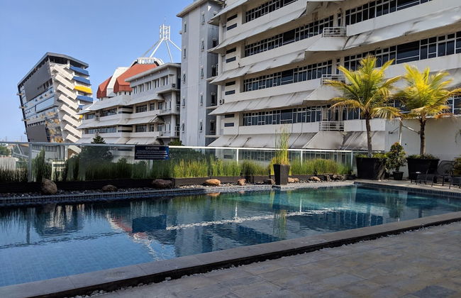 Classic Modern Studio Room Apartment at The Square Surabaya - Photo 15