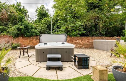 Stylish Tudor Cottage & Hot Tub - Photo 19