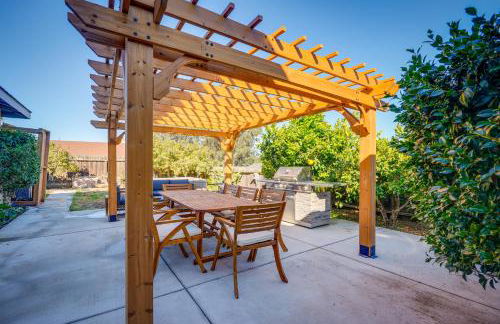 Seaside Home with Hot Tub and Patio Close to Beaches! - Foto 3