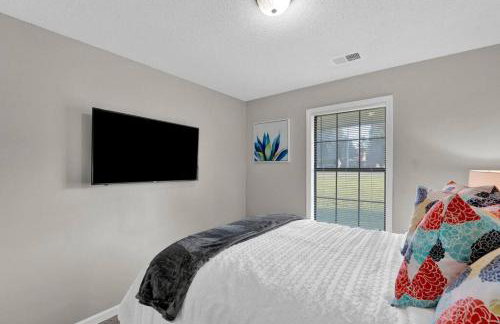 Glamorous 3BR 2BA house w/ large fenced backyard - Foto 23