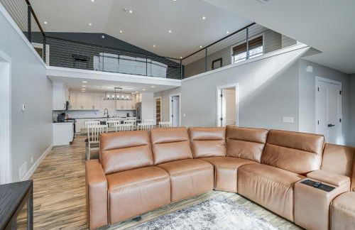 Patio and Fishing Pond! Modern Barndominium Near KC - Foto 6