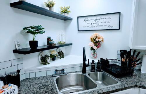 Cozy 4 bedroom home & Large Fenced Yard - Foto 13