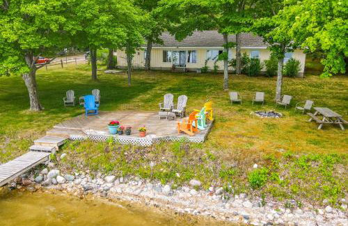 Waterfront Torch Lake Cottage with Dock and Fire Pit! - Foto 1