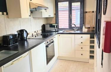 Magpie 1 Hot Tub HuntersMoon-Warminster-Bath-Wiltshire - Photo 2