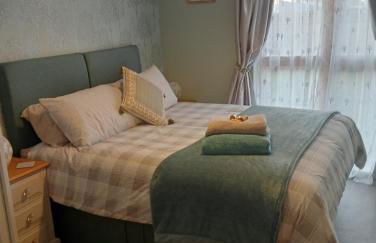 Beautiful Marina Apartment with private garden, flexible bedrooms with zip & link beds - Photo 13