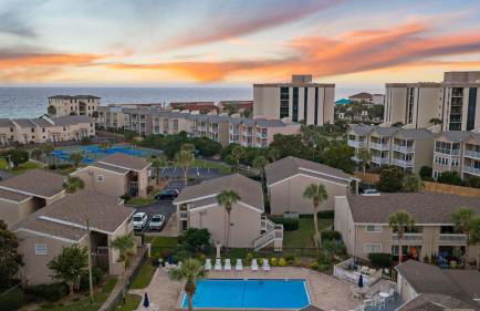 Steps from the Sand Bright Coastal Stay w Pool Access Coastal Hideaway by AvantStay - Foto 29