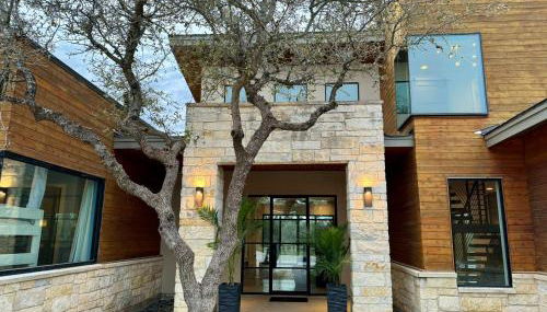 Upscale Modern Hill Country Home! Has it ALL! - Foto 2