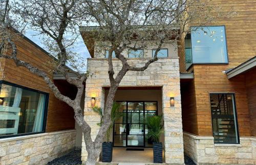 Upscale Modern Hill Country Home! Has it ALL! - Foto 2
