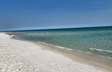 Quiet 2 bedroom condo on Gulf with pool and pond - Photo 1