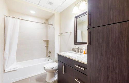 2BR Distinguished Apartment Rooftop Deck & Gym - Foto 14