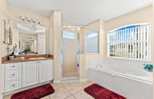 EXQUISITE VILLA - 2 Master Suites, Pool South and Spa, Gas BBQ, Game Room, WIFI - Foto 35