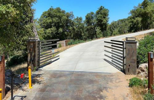 Yosemite Hilltop Gated Villa near Oakhurst, Bass Lake and Mariposa w EVCharger Hottub Grill and Awesome Views! - Foto 4