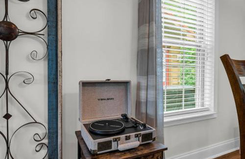 Peaceful Lake Lure Cabin, Hot Tub, Huge Screened Porch, Private Beach - Foto 13