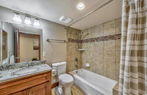 Tahoe Woods 101 at Stateline - Walk to Lake - Foto 20