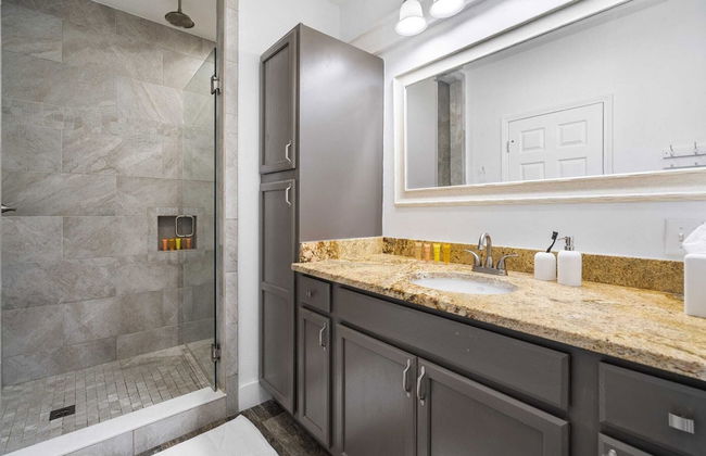 7bdr w/ Private Pool, Hot Tub, Fire Pit, Walk to Beach Tidal Wave by Avantstay - Foto 21