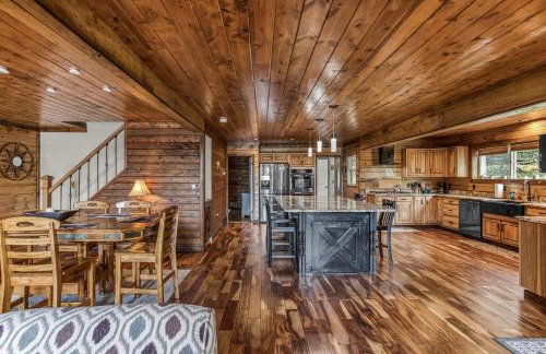 Luxury Lakeside Mountain Escape with Wraparound Deck Near Terra Alta, West Virginia - Foto 27