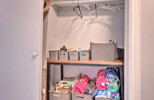 Spacious Delton Home with Fire Pit and Lake Views - Foto 33