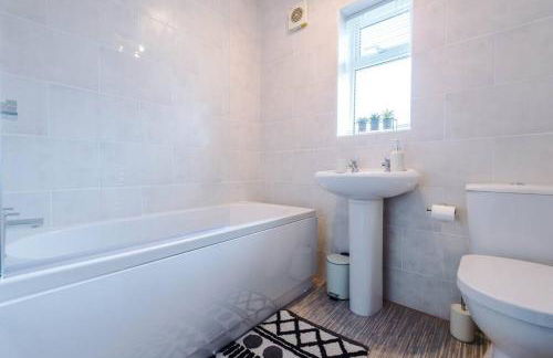 Cheerful 3 bedroom home with parking near Chester - Photo 18