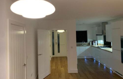 4Bed House - Direct links into Central London - Foto 6