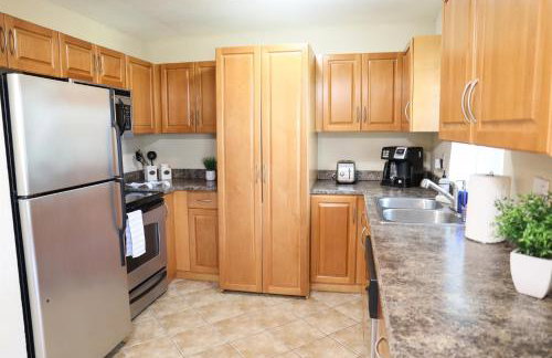 Sunnyside Palms - 2BR, Poolside, 5 min to Beach - Foto 16