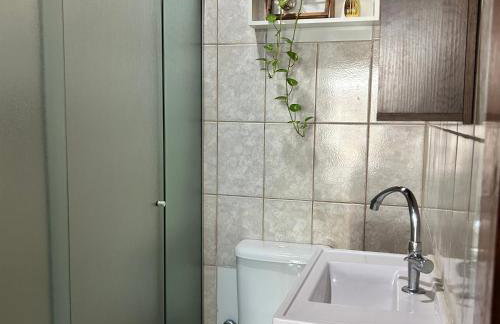 Chalé com PISCINA Privativa, com 2 QUARTOS, ESTACIONAMENTO em Condomínio com PORTARIA 24h, Sauna, Quadras, 3 PISCINAS no condomínio, Pesca e Parquinho Infantil - SmarTV na sala de estar, TV na área CHURRASQUEIRA, Wi-Fi e Cozinha Completa - Foto 72