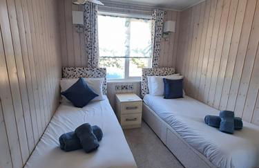 Milford on Sea - 4 Bedroom Lodge in Shorefield Country Park - Photo 6