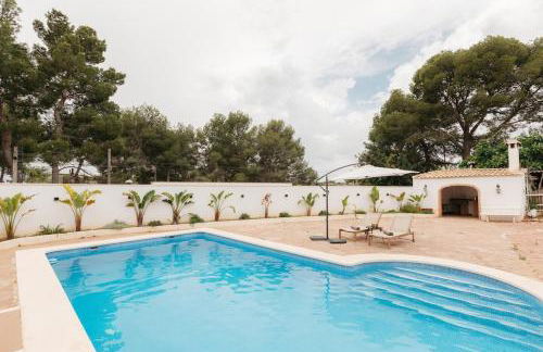 Spacious villa with private pool & garden for 4 - Photo 48