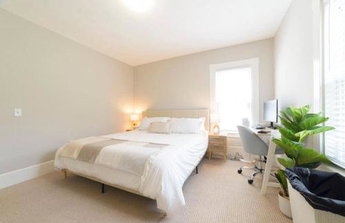 King Bed Downtown Suite Port City Stays - Foto 7