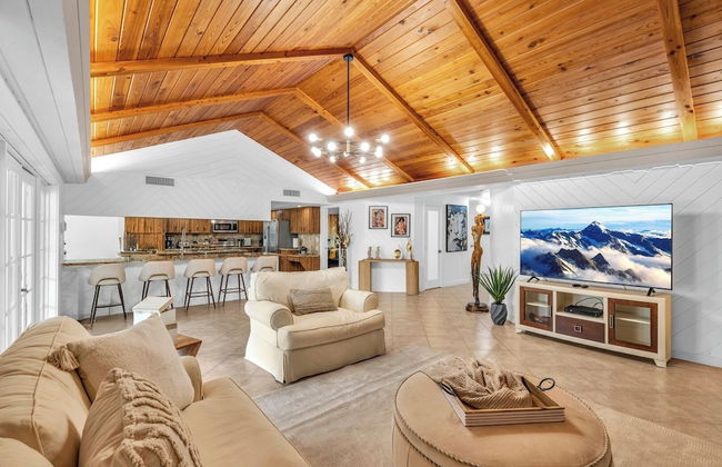 Family-friendly 5BR Home w/ Heated Pool & Parking - Foto 10