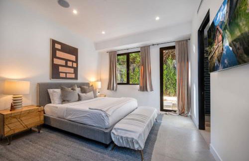 Luxury 6BR Beverly Hills Villa with Pool and Views - Photo 76