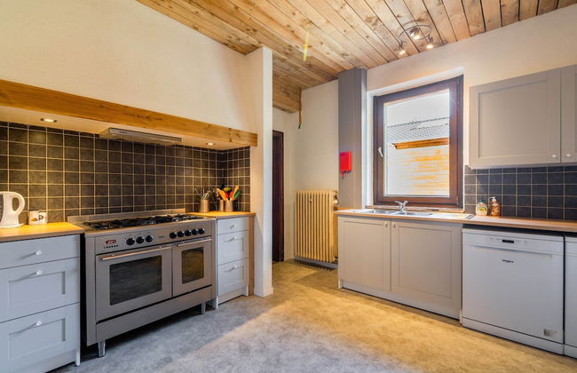 Mansion With Pool & Bar - Photo 13