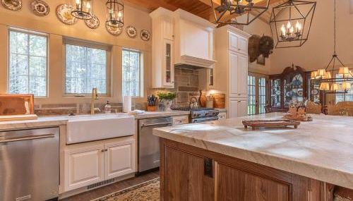 Uncle Chris Cabin by KABINO Air Conditioning Smart TVs Chefs Kitchen Spacious WiFi Grill Bills Island Reservoir Fishing - Foto 2