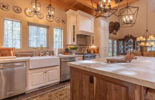 Uncle Chris Cabin by KABINO Air Conditioning Smart TVs Chefs Kitchen Spacious WiFi Grill Bills Island Reservoir Fishing - Foto 2