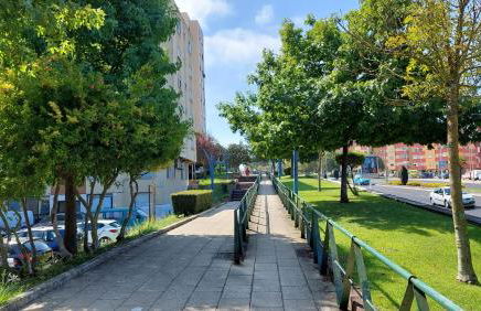 Enjoy Lisbon Cascais Sintra 1200 metres to metro blue line Sintra Rail line Free Parking - Foto 4