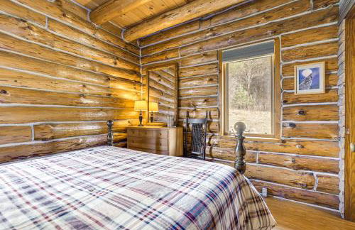 Log Cabin with Pond and Trail Access in Almond! - Foto 16