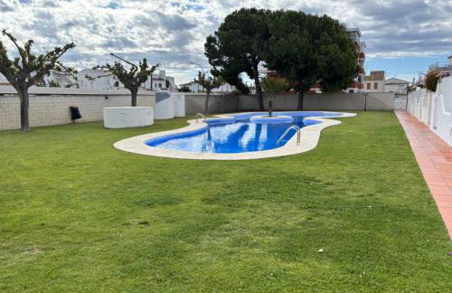 Costa Dorada Beach Villa with Shared Pool and Terrace - Foto 26