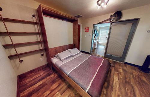 Train Themed Hobo Hideaway Near City Square - Foto 7